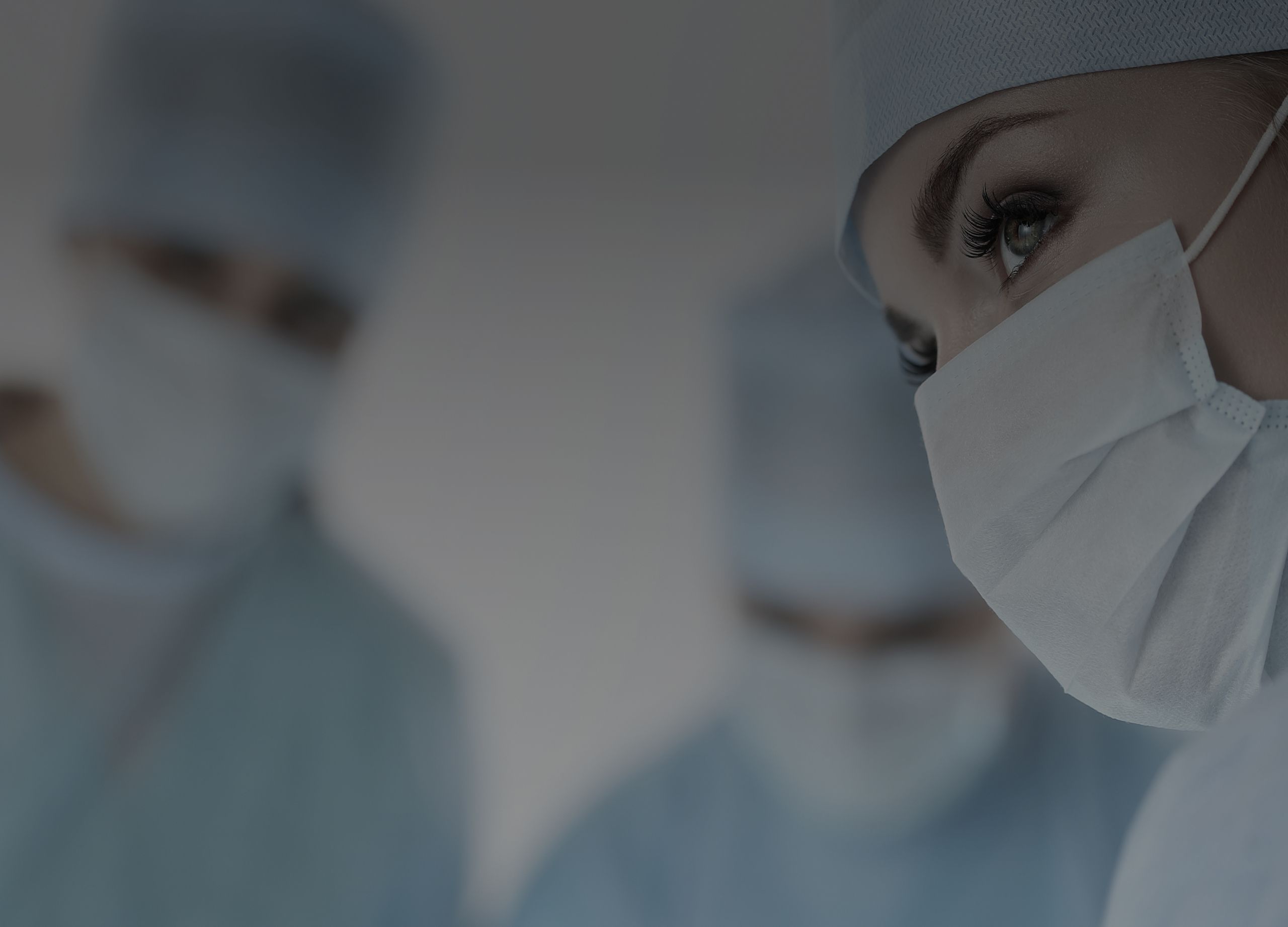 Ärztin im OP mit Mundschutz